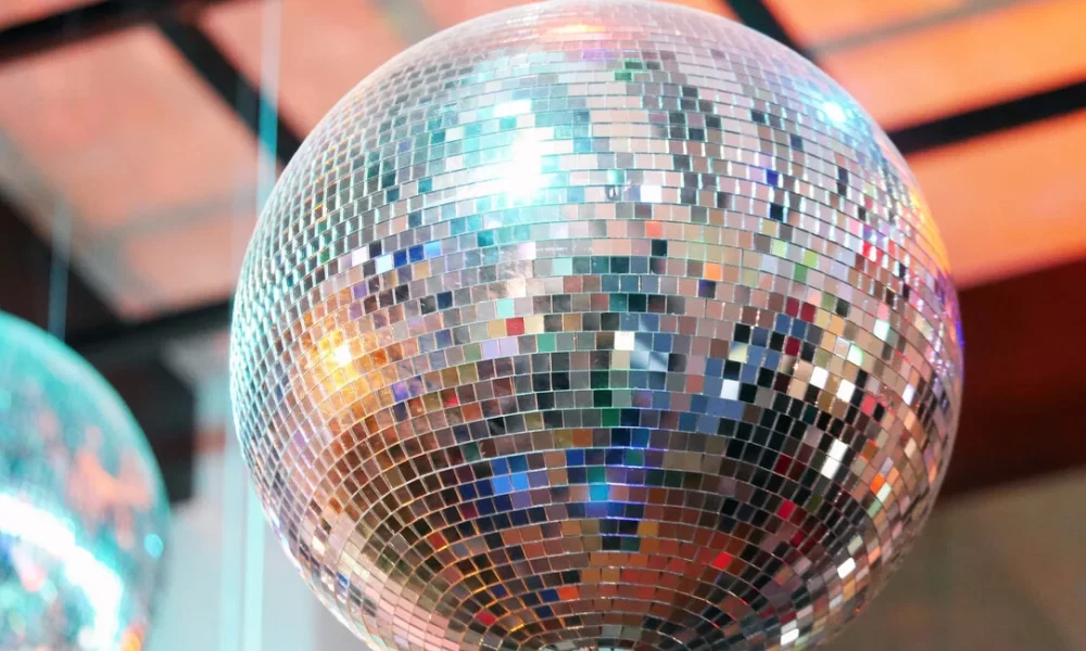 A Disco é como uma cápsula do tempo que nos envolve em saudades de um tempo colorido.