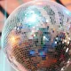 A Disco é como uma cápsula do tempo que nos envolve em saudades de um tempo colorido.
