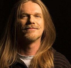 Humberto Gessinger completa 61 anos.